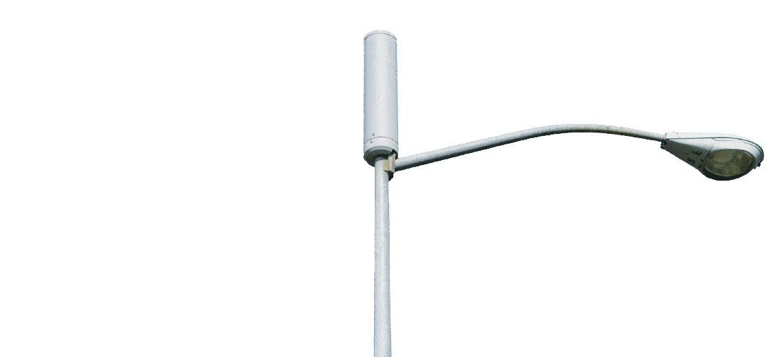 带有小基站的路灯杆图片，图中点出了天线阵列、电源、基带处理器和射频放大器以及备用电池