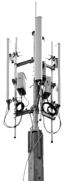 带有点的射频塔，指示先进的天线、电源、塔式放大器、备用电池、基带单元以及浪涌保护